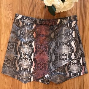 Sz Large snakeskin tight skort